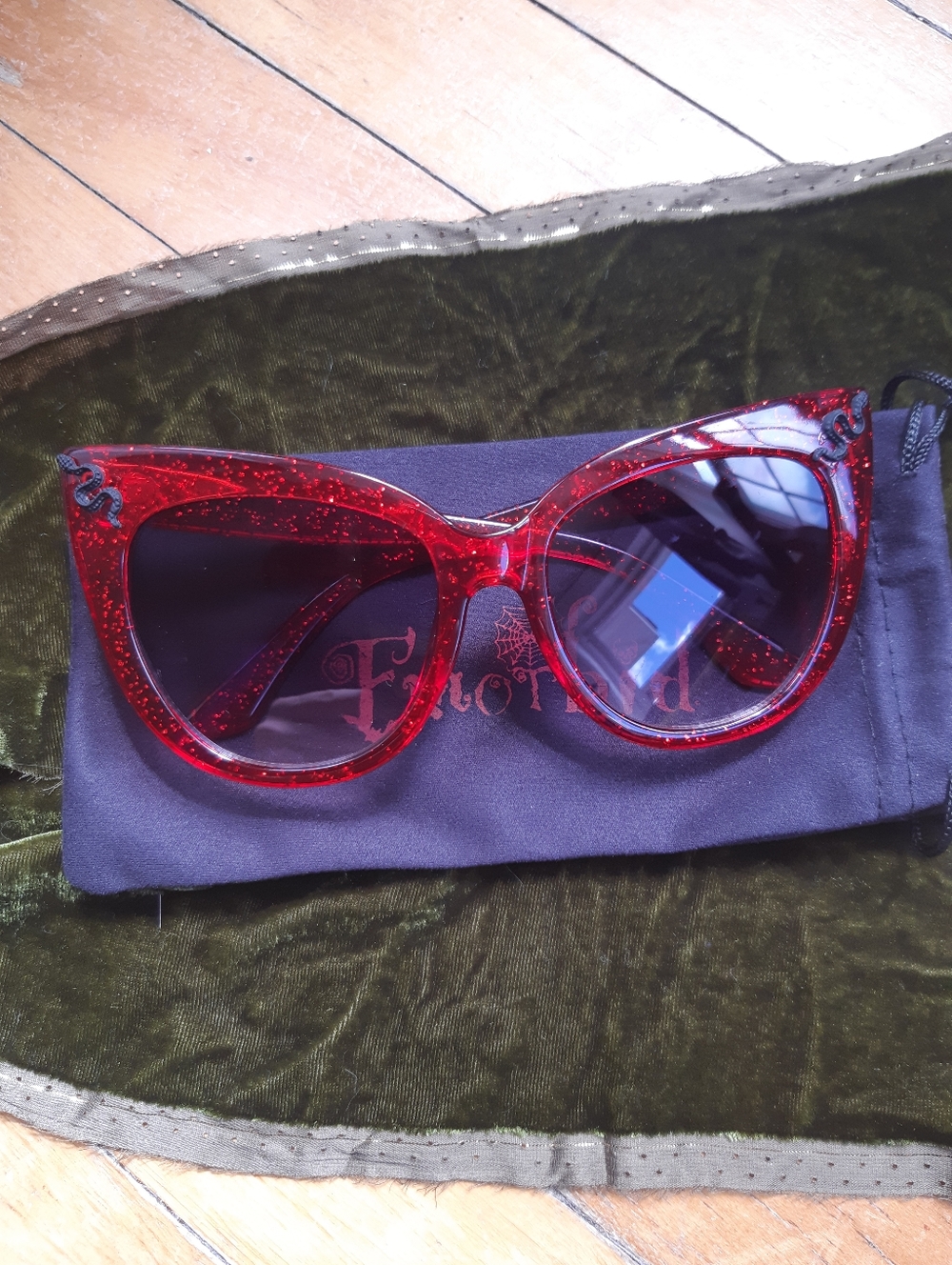 Bloody Red Glitter Goth Cat-Eye Sunglasses With black Snakes.
